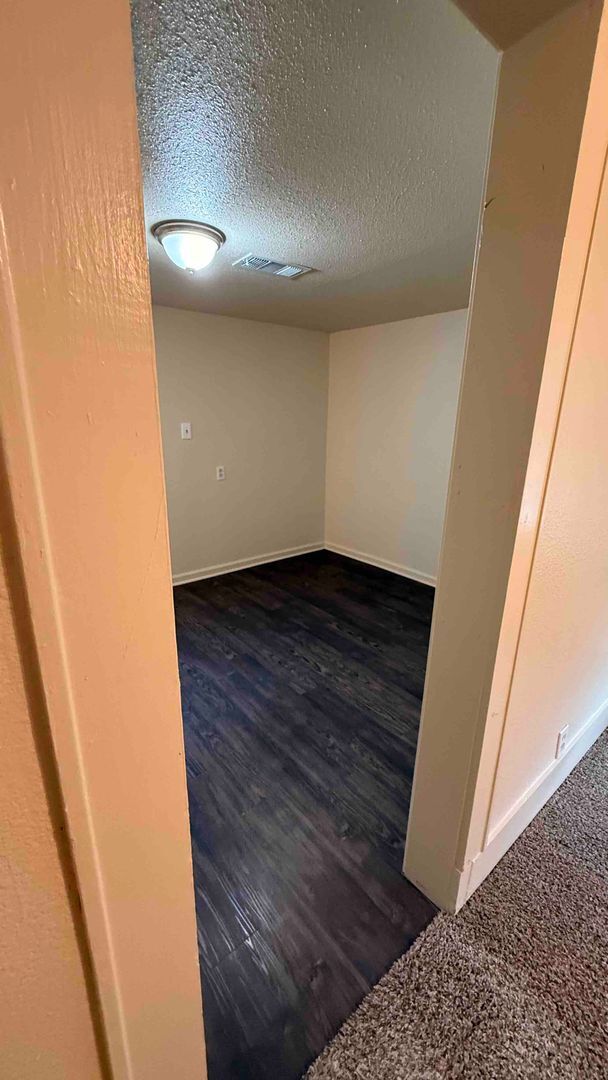 Building Photo - 4 Bedroom/2 Bath Home- Walking distance to...