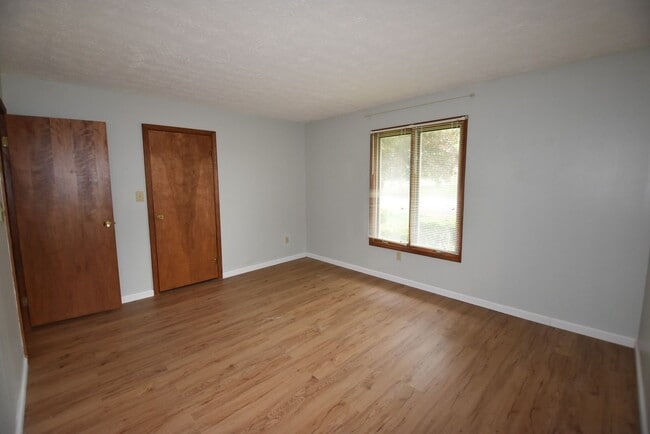 Building Photo - Single Level, Two Bedroom House in Greenfield