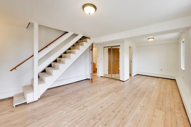 Building Photo - Bright Corner Home with Family Room, Yard & Laundry in Prime Sunset Location!