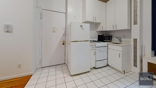 Building Photo - 218 E 85th St