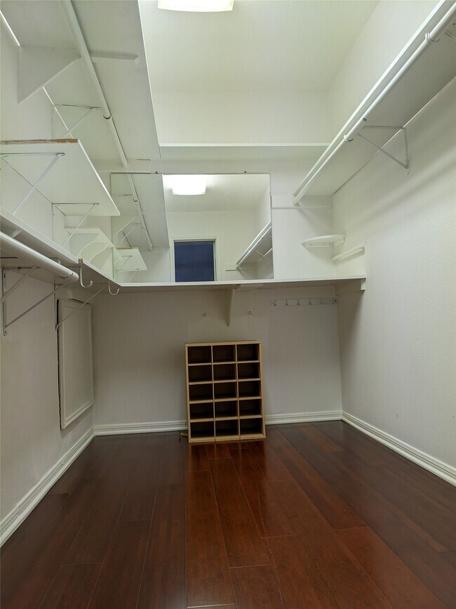 Building Photo - 351 N Post Oak Ln