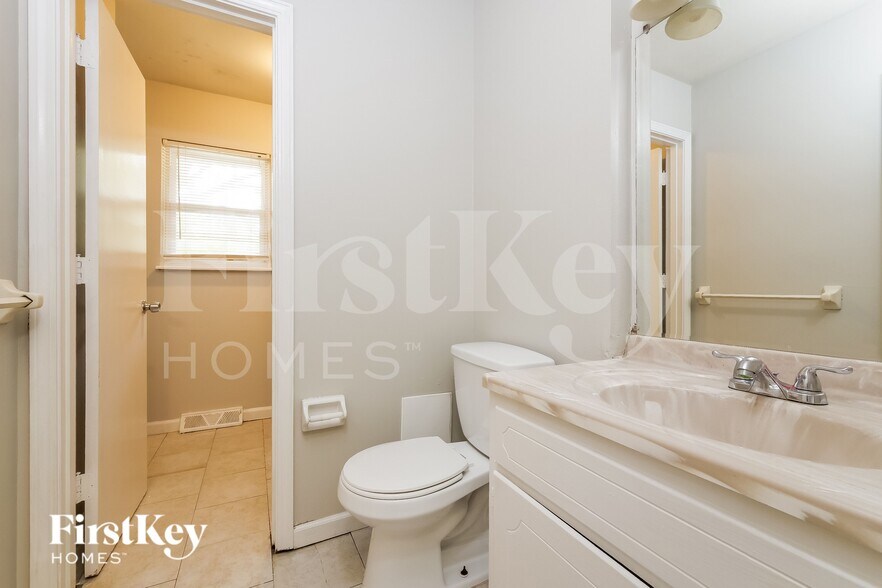 Building Photo - 309 NE Sunnybrook Dr