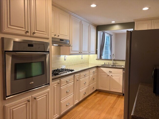 Building Photo - Beautiful Home