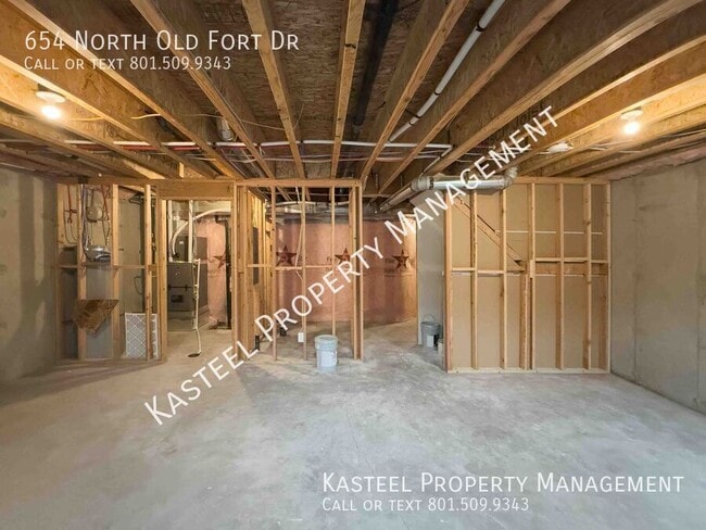 Building Photo - 654 N Old Fort Dr