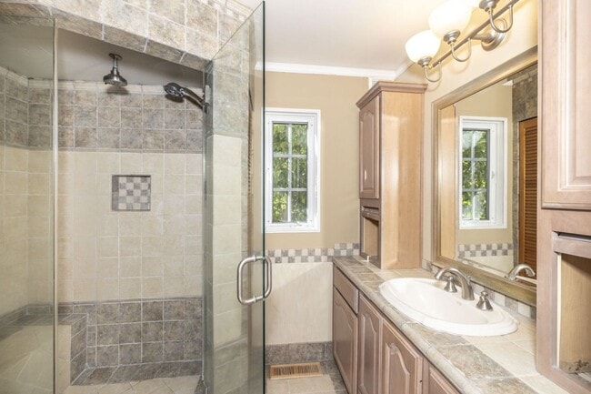 Building Photo - Spacious 3 Bed, 2.5 Bath Home in Quiet Neighborhood w/ AC + Pool!