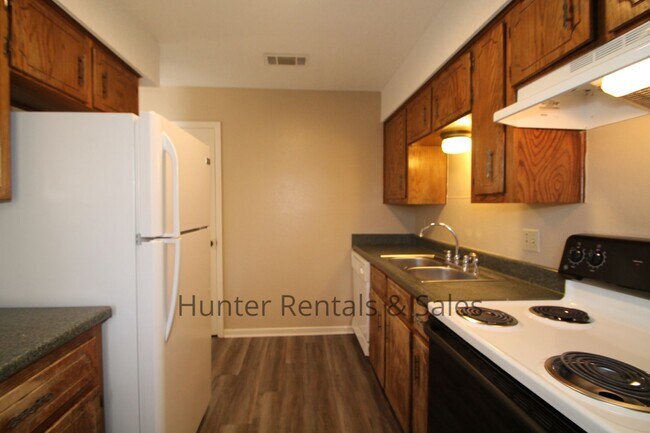 Building Photo - Rent Me Now!