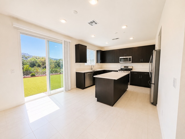 Building Photo - Beautiful and almost Brand New 3 Bedroom House in Citro, Fallbrook for Rent