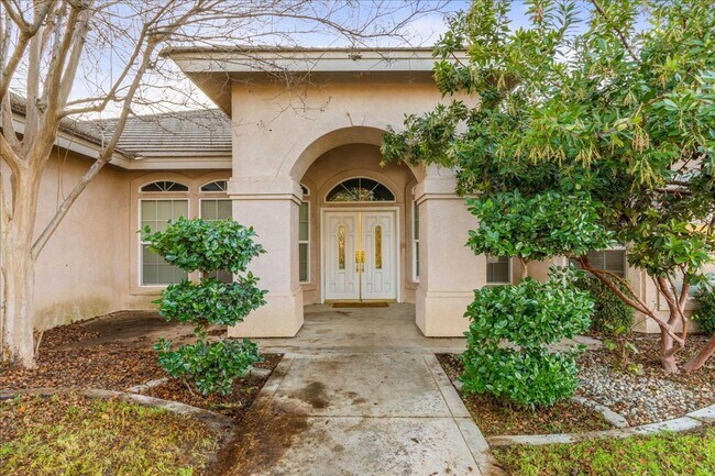 Building Photo - West Bakersfield Custom Home for Rent Available Now!