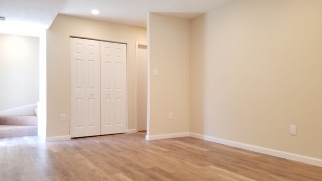Building Photo - Renovated townhouse in established Frederi...