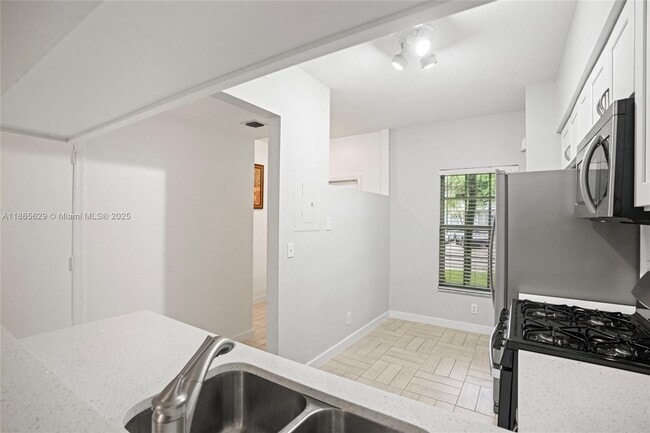 Building Photo - 8031 Sanibel Dr