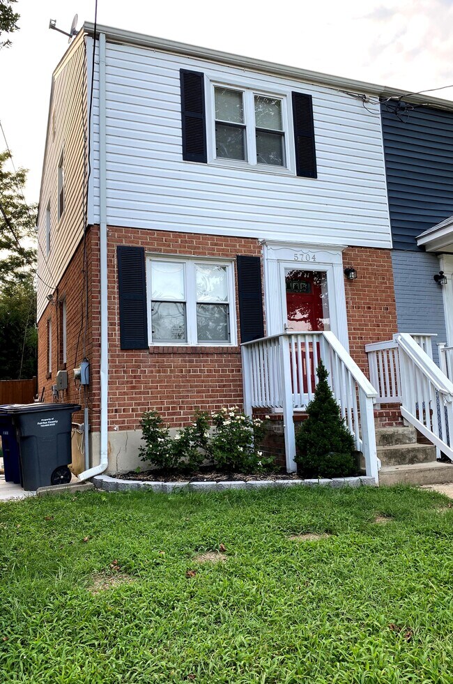 Building Photo - 5704 Fenwick Dr