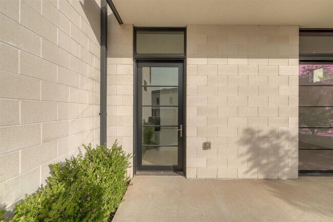 Building Photo - 1303 N Dewey Ave