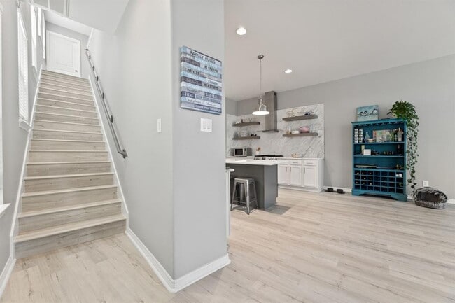 Building Photo - 709 N Bayshore Dr