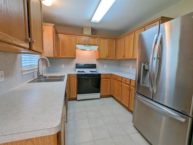 Building Photo - 3815 Maple Dr