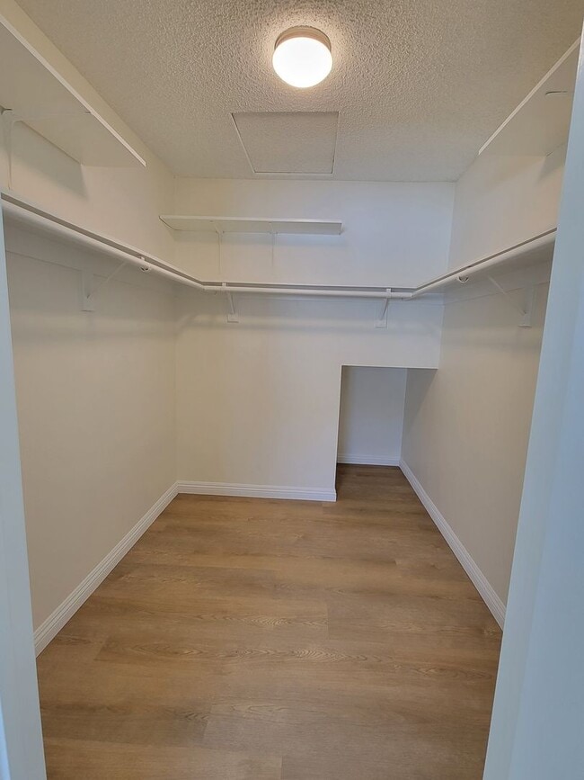 Building Photo - TOWNHOME FOR LEASE: 3 Bed / 2 Bath / 2-car Garage / Laundry hookups / Swimming Pool