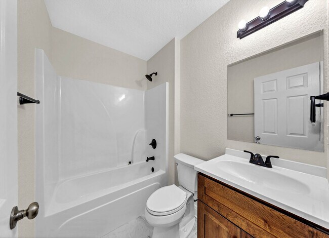 Building Photo - MOVE IN SPECIAL 1/2 off 1st months rent!!!!