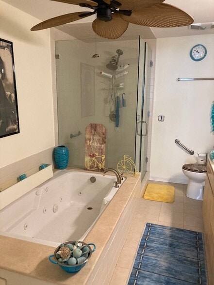 main bathroom - 5100 Via Dolce