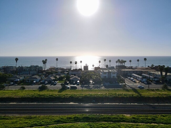 Building Photo - Spacious Beach House in South Oceanside