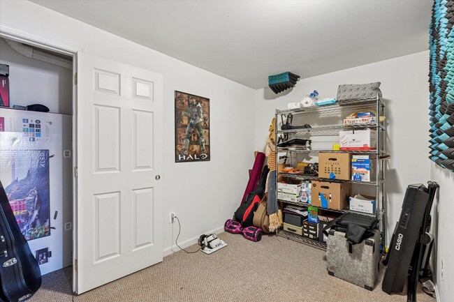 Building Photo - 3B/2.5B End Unit Townhome in Penns Manor A...