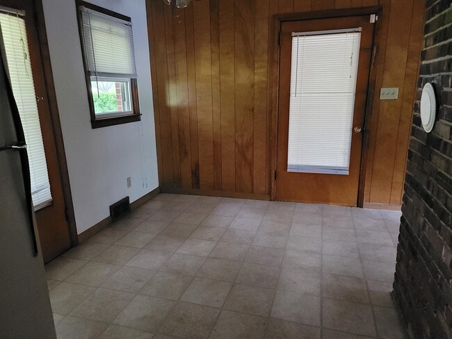 Building Photo - 1291 Brown Ave