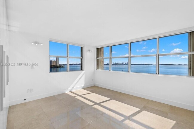 Building Photo - 1420 Brickell Bay Dr