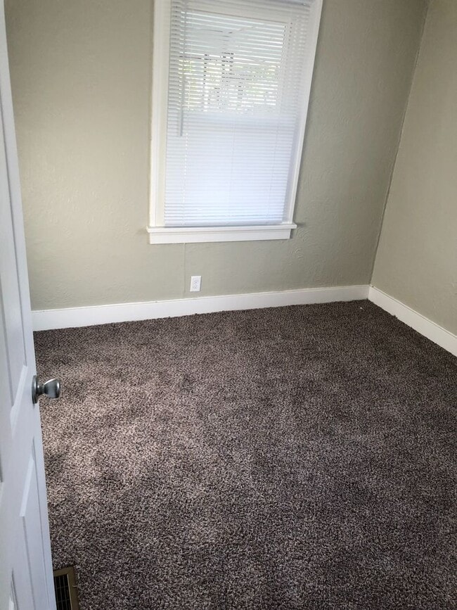 Building Photo - 1025 Weng Ave