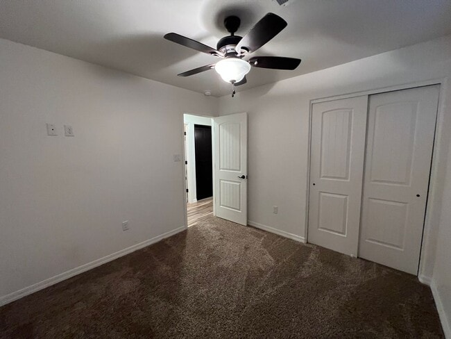 Building Photo - 4 BEDROOM POOL & SOLAR HOME