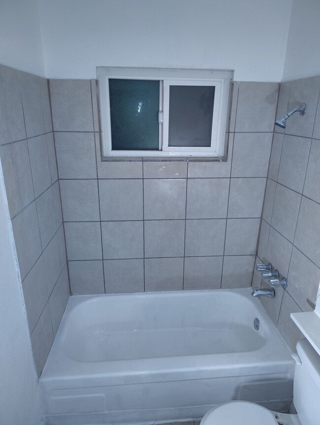 Building Photo - Cedar Ave