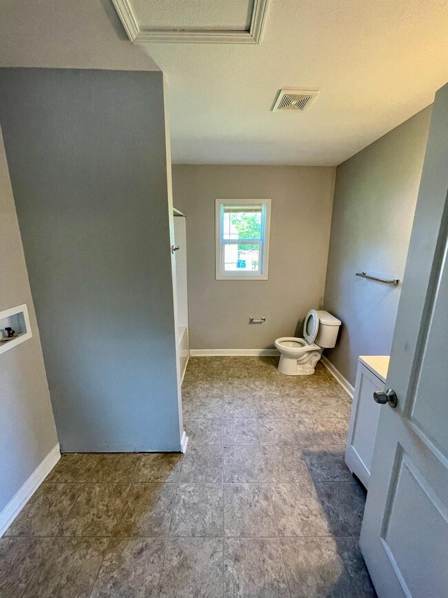 Building Photo - 8220 Oak Dr