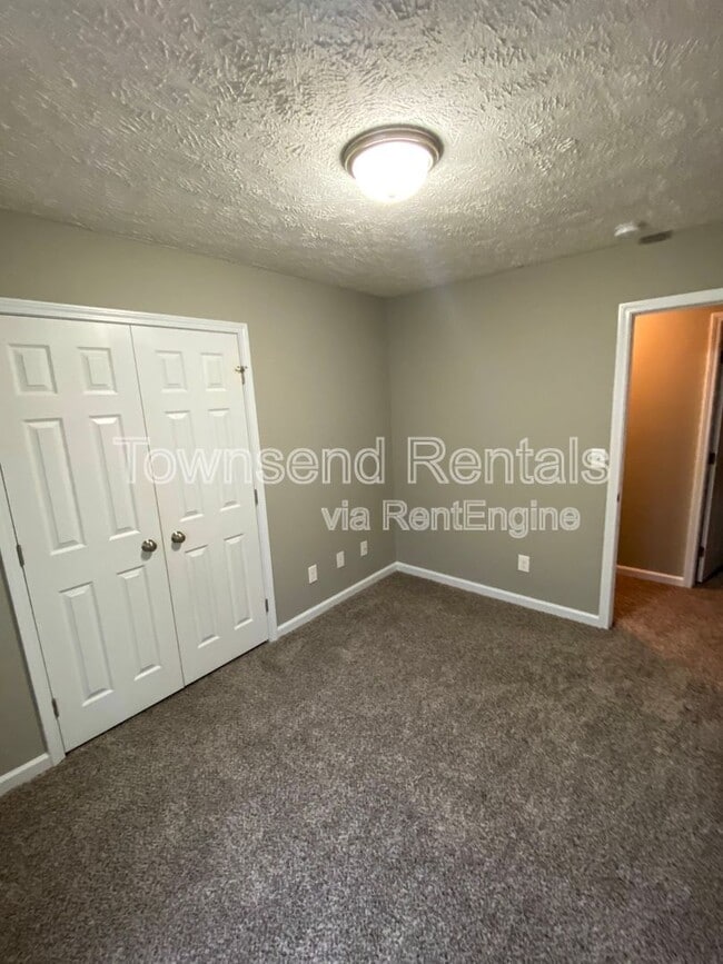 Building Photo - 3013 Rosemeade Dr