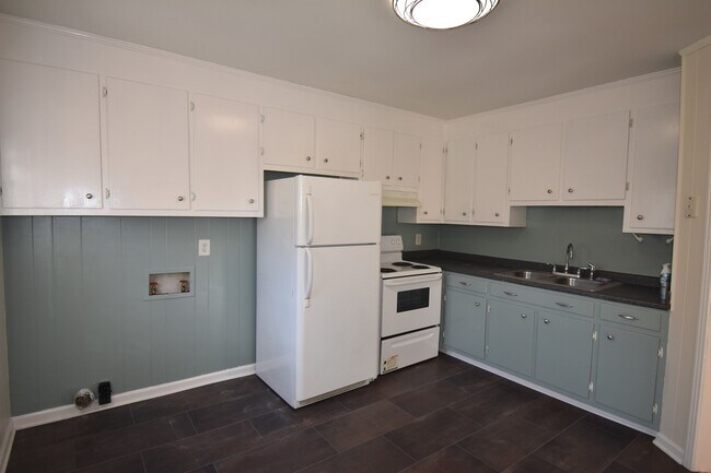 Building Photo - 2 Bedroom Duplex Close to MTSU & Downtown ...