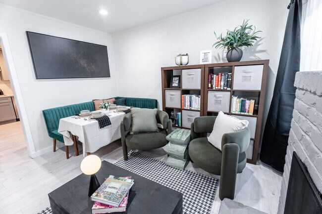 Building Photo - 2359 Oakwood Dr