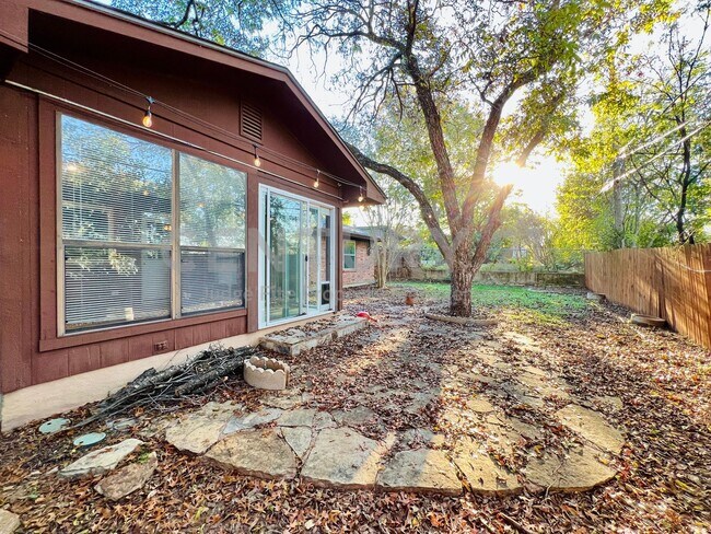 Building Photo - Mid-Century, Modern 3/2/2 with Designer Updates in Fort Worth For Rent!