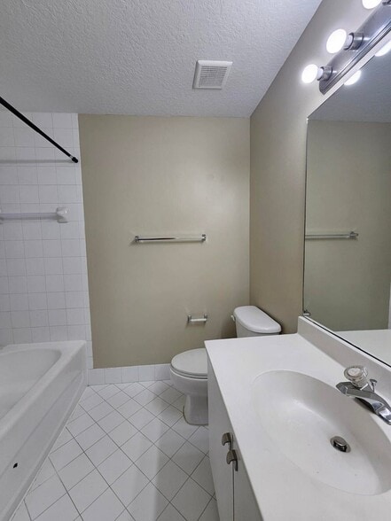 Building Photo - 3490 Briar Bay Blvd
