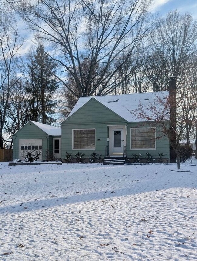 Building Photo - Charming Cape Cod Style Home