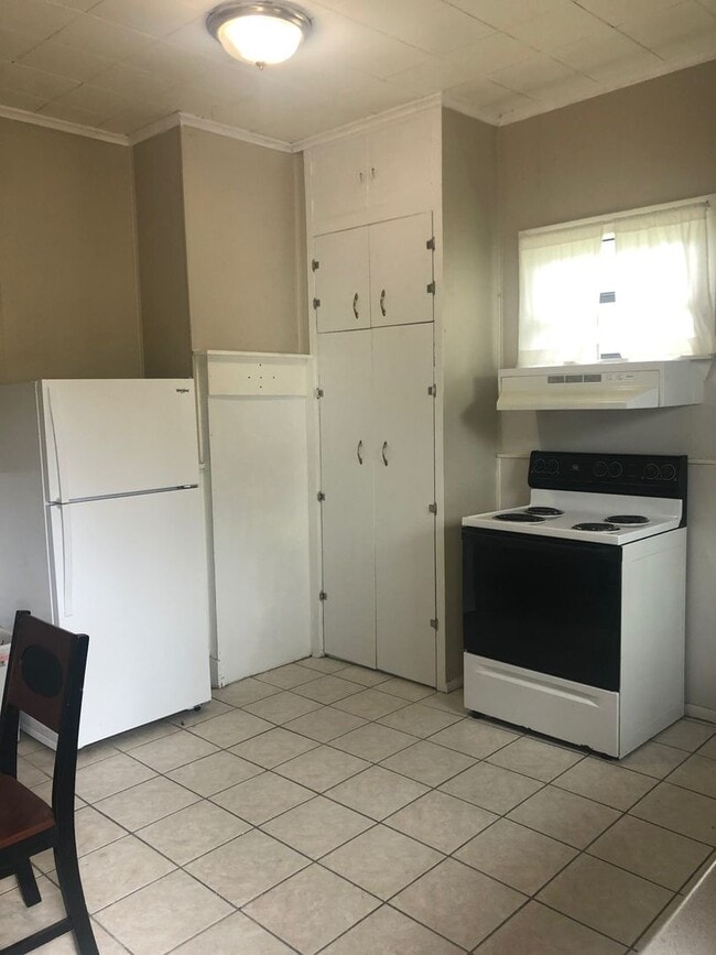 Building Photo - Two bedroom Apartment close to SHSU