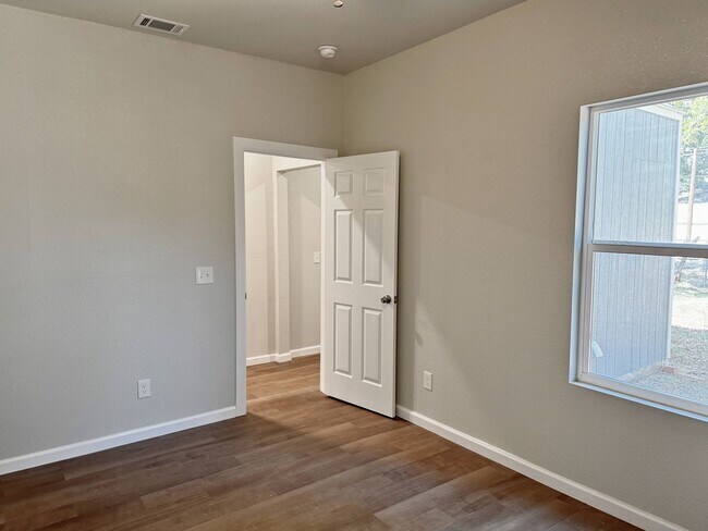 Building Photo - Fully Remodeled 3 Bed 2 Bath In Floral Hei...