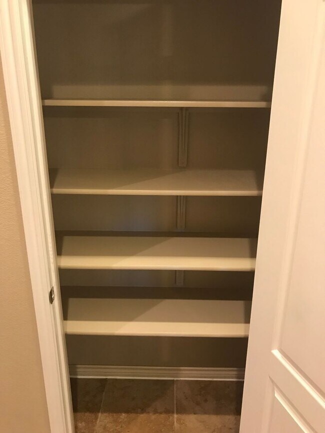 Building Photo - 3 bedroom 2 bath Duplex Text 302-231-7228 for more info