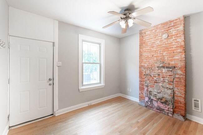 Building Photo - Three Bedroom Home in Graduate Hospital