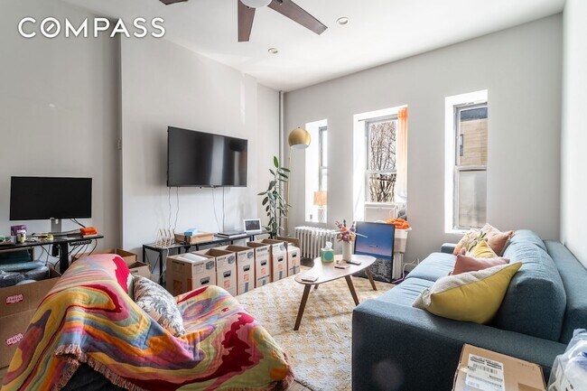 Building Photo - 944 Marcy Ave