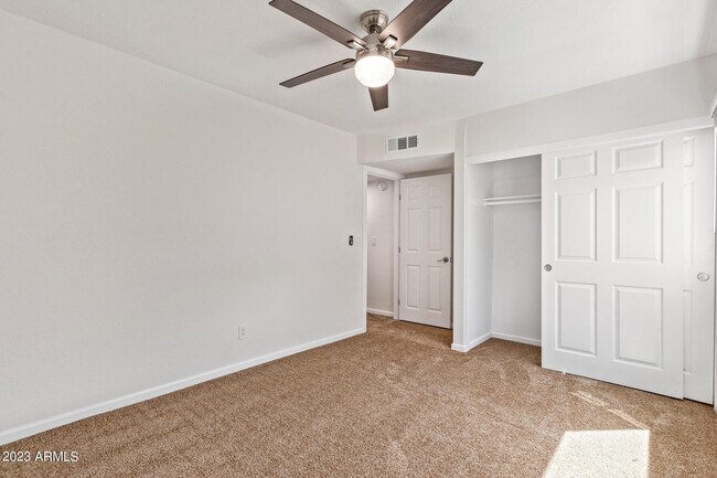 Building Photo - 1337 E Northshore Dr