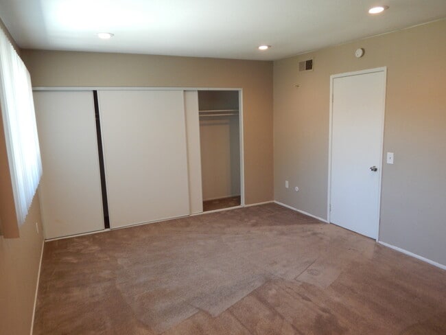 Building Photo - Beautiful Jurupa Hills Condo - 3 Bedroom