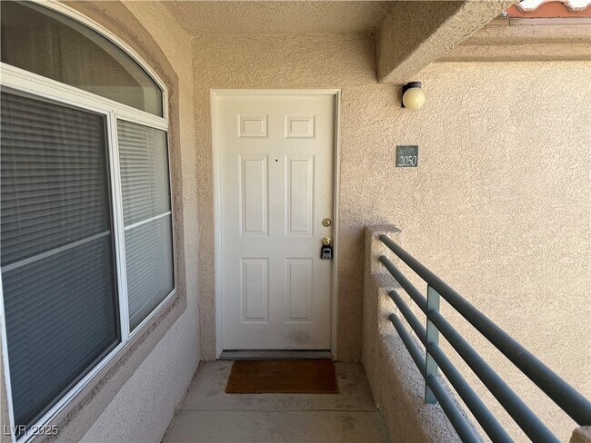 Primary Photo - 5415 W Harmon Ave