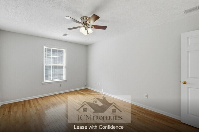 Building Photo - 700 Cottonwood Dr