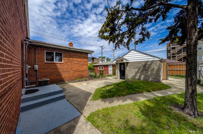 Building Photo - 136 Webb St