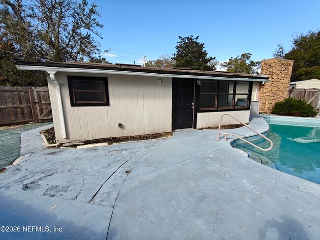 Building Photo - 588 Madeira Dr