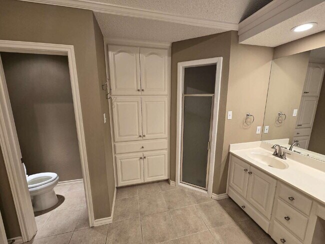 Building Photo - "Discover Spacious Comfort: 3-Bed, 2-Bath Gem on 77th Street (furnished)| Kingsgate