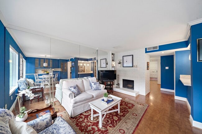 Building Photo - 8944 Chatsworth Dr