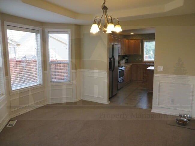 Building Photo - Gorgeous 4 bedroom House in a highly desir...