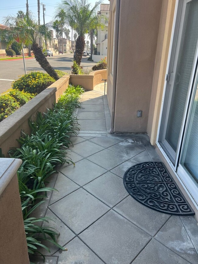 Building Photo - Custom home 1 block to ocean